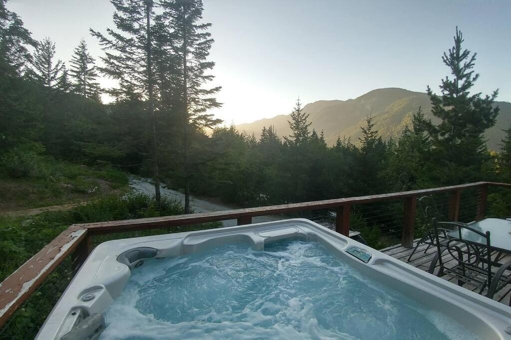 Hot Tub Cool Views: Roaring Creek Cabin Leavenworth Exterior photo