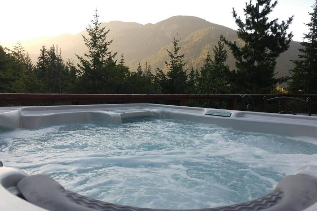 Hot Tub Cool Views: Roaring Creek Cabin Leavenworth Exterior photo