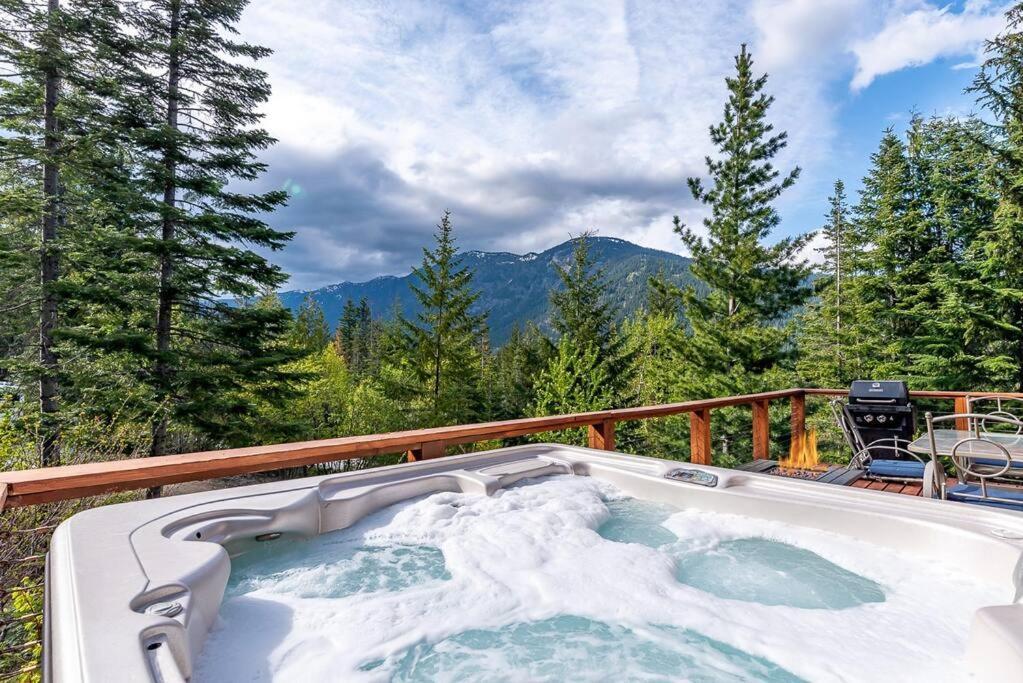 Hot Tub Cool Views: Roaring Creek Cabin Leavenworth Exterior photo